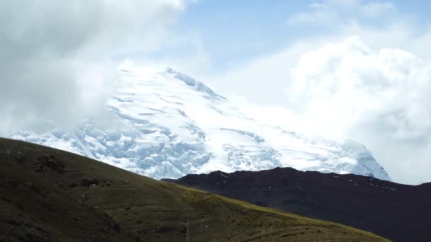 Rainbow Mountain en las montañas — Vídeos de Stock