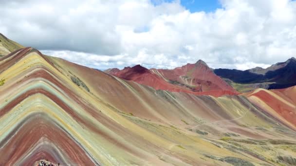 Rainbow Mountain en las montañas — Vídeos de Stock