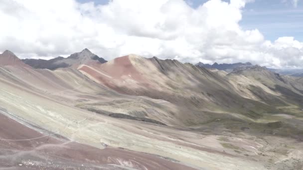 Rainbow Mountain en las montañas — Vídeos de Stock