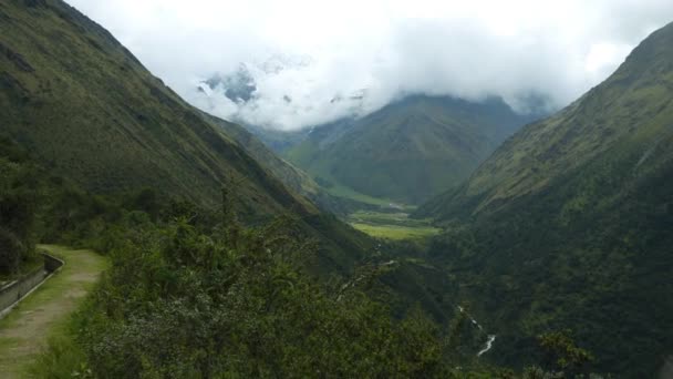Salkantay Trekking dans les montagnes — Video