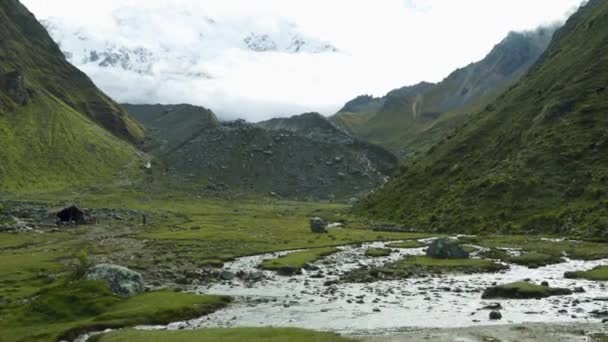 Salkantay Trekking in den Bergen — Stockvideo