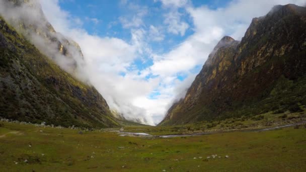 Πεζοπορία στα βουνά Huaraz Σάντα Κρουζ — Αρχείο Βίντεο