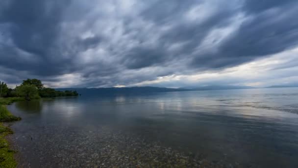 Таймелапс Охридского озера с облаками и растениями над озером — стоковое видео