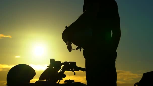 Yo en ATV con el atardecer detrás — Vídeo de stock