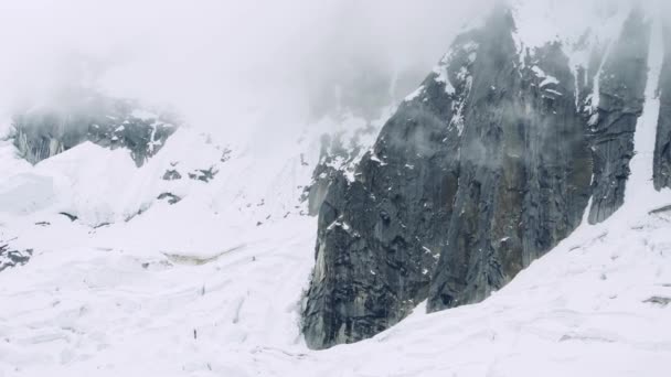 サンタクルーズ ワラス山脈のトレッキング — ストック動画