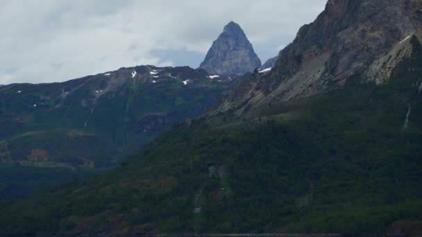 Chili Fjords passant avec bateau de croisière — Video
