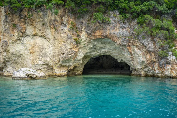 Γκολφ παραλία Δεσίμι και κοντινό νησί με καθαρά νερά — Φωτογραφία Αρχείου