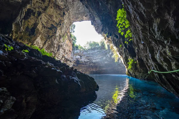 Cavernas de Melissani em Ilha de Kefalonia Grécia — Fotografia de Stock