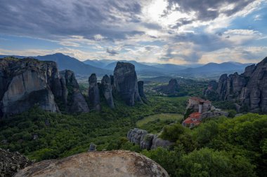 Meteora güzel Stone şekillere ve onlara Manastırı ile Dağları