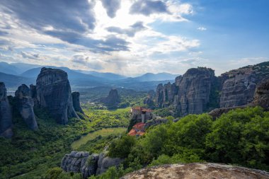 Meteora güzel Stone şekillere ve onlara Manastırı ile Dağları