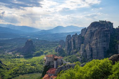 Meteora güzel Stone şekillere ve onlara Manastırı ile Dağları