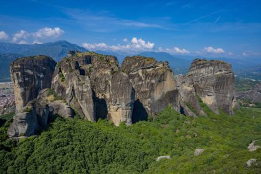 Meteora güzel Stone şekillere ve onlara Manastırı ile Dağları
