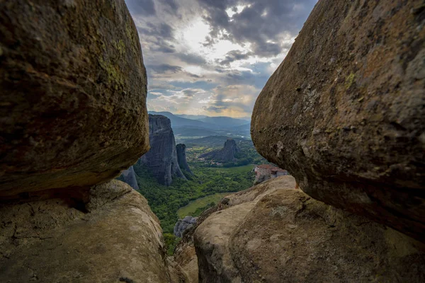 Meteora güzel Stone şekillere ve onlara Manastırı ile Dağları