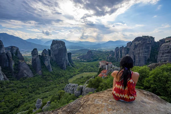 Meteora Hermosas formas de piedra y montañas con monasterio en ellos — Foto de Stock