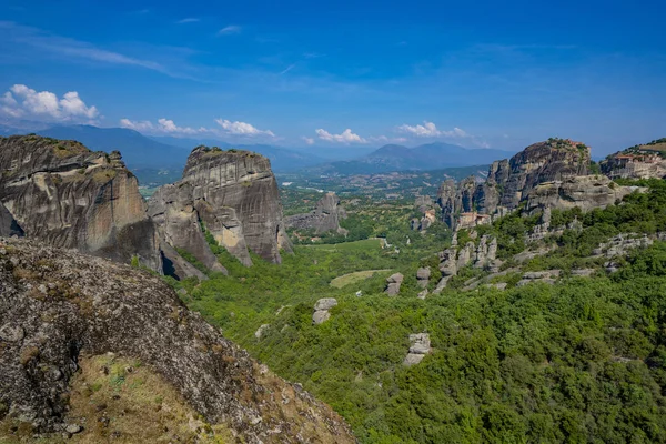 Μετέωρα όμορφη πέτρα σχήματα και βουνά με Μονή τους — Φωτογραφία Αρχείου