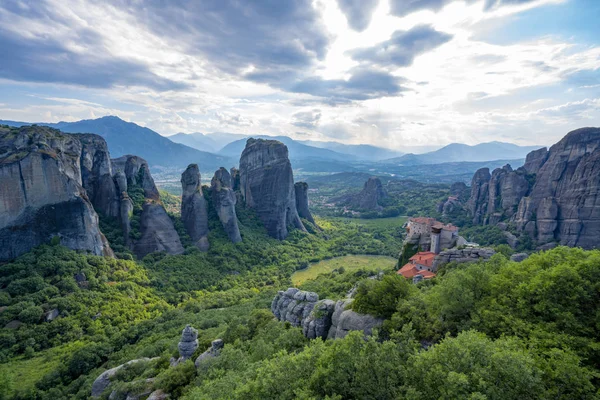 Meteora Formas de pedra bonitas e montanhas com mosteiro sobre eles — Fotografia de Stock