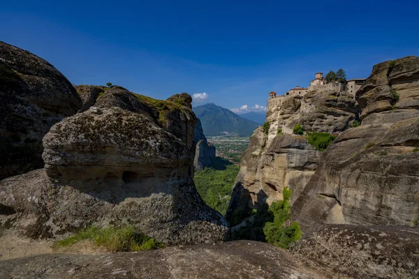 Meteora Hermosas formas de piedra y montañas con monasterio en ellos — Foto de Stock