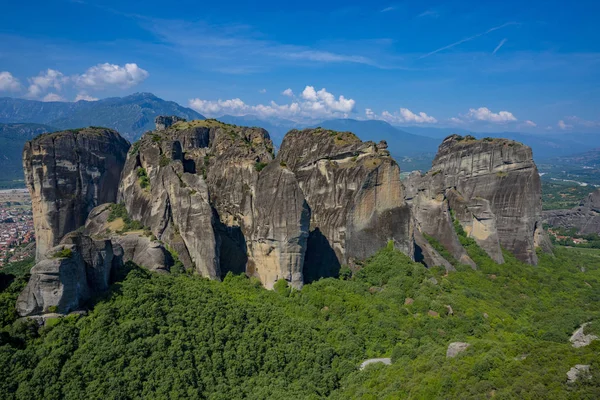 Meteora Formas de pedra bonitas e montanhas com mosteiro sobre eles — Fotografia de Stock