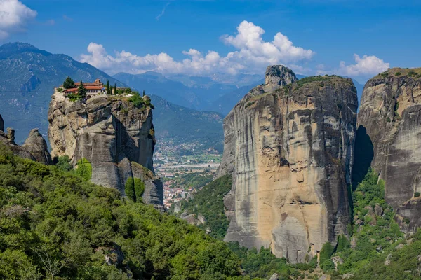 Meteora Formas de pedra bonitas e montanhas com mosteiro sobre eles — Fotografia de Stock