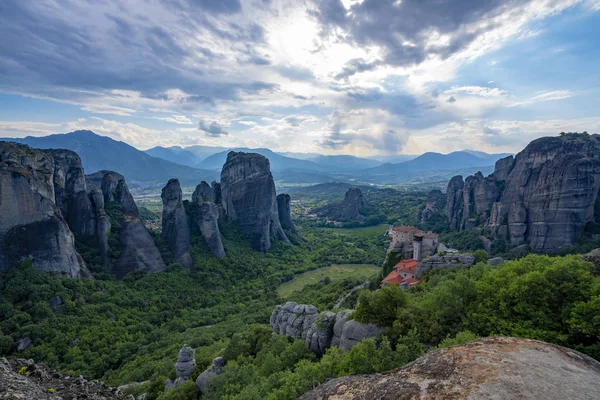 Meteora Formas de pedra bonitas e montanhas com mosteiro sobre eles — Fotografia de Stock
