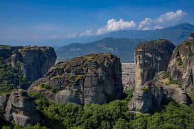 Meteora güzel Stone şekillere ve onlara Manastırı ile Dağları