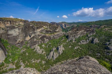 Meteora güzel Stone şekillere ve onlara Manastırı ile Dağları