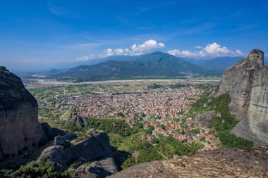 Meteora güzel Stone şekillere ve onlara Manastırı ile Dağları