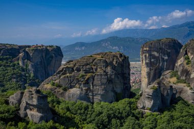 Meteora güzel Stone şekillere ve onlara Manastırı ile Dağları