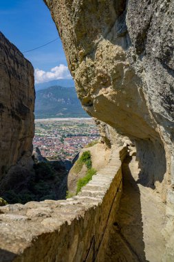 Meteora güzel Stone şekillere ve onlara manastırda Yunanistan ile Dağları
