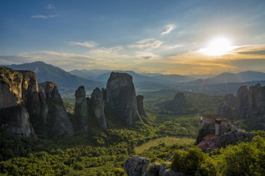 Meteora güzel Stone şekillere ve onlara Manastırı ile Dağları