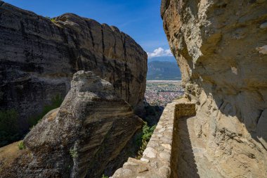 Meteora güzel Stone şekillere ve onlara Manastırı ile Dağları
