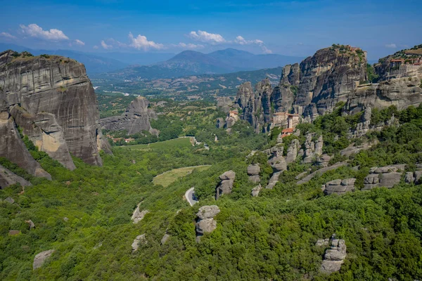 Meteora mooie steen vormen en bergen met klooster op hen — Stockfoto