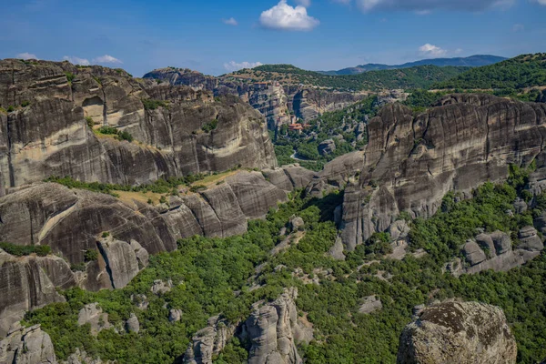 Meteora mooie steen vormen en bergen met klooster op hen — Stockfoto