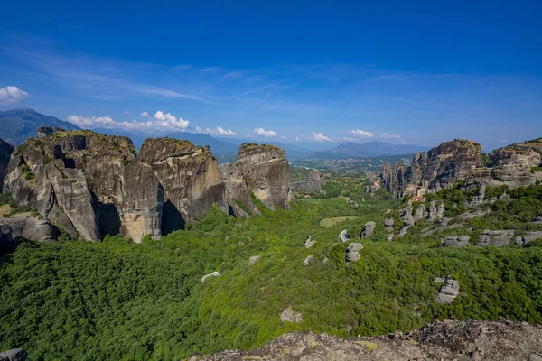 Μετέωρα όμορφη πέτρα σχήματα και βουνά με Μονή τους — Φωτογραφία Αρχείου