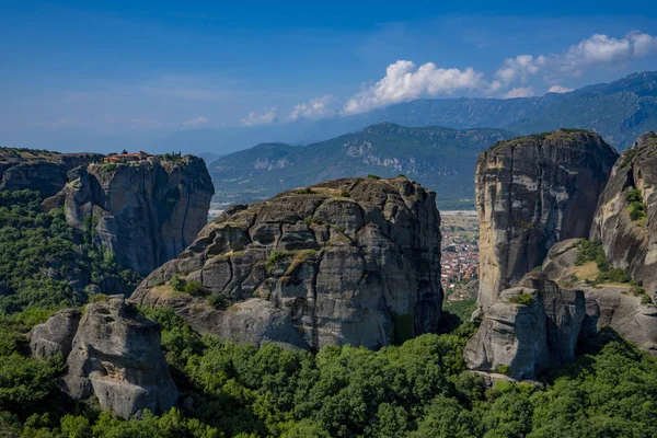 Meteora mooie steen vormen en bergen met klooster op hen — Stockfoto