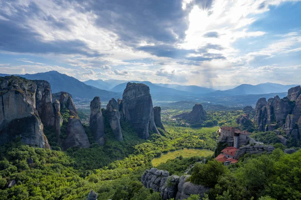 Μετέωρα όμορφη πέτρα σχήματα και βουνά με Μονή τους — Φωτογραφία Αρχείου