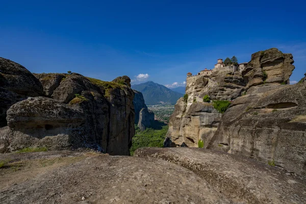 Meteora mooie steen vormen en bergen met klooster op hen — Stockfoto