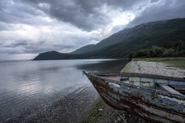 Ohri Gölü manzaraları ve sahilde yıkanmış tekne