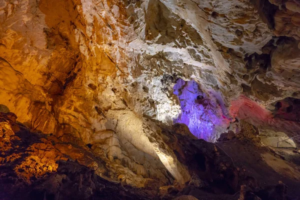 Caverna de Vrelo no Desfiladeiro de Matka da Macedônia — Fotografia de Stock