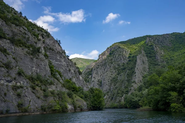 Mazedonien Canyon Matka Bootsfahrt im Tal — Stockfoto
