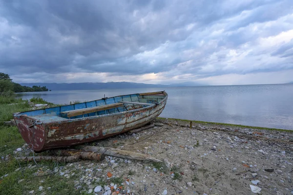 Ohri Gölü manzaraları ve sahilde yıkanmış tekne