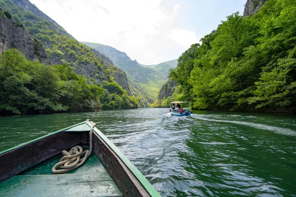 Македонія Каньйон Matka їздити на човні в долині Стокове Зображення