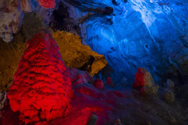 Vrelo печери в каньйоні матка Македонії Стокова Картинка