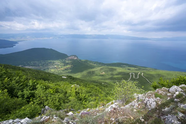 Озеро Охридське ландшафти та човен омиваються на пляжі Ліцензійні Стокові Зображення