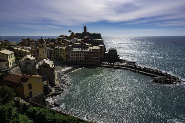 チンクエテッレの丘の上からヴェルナッツァ村の風景, イタリア — ストック写真