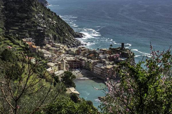 Paysage du village de Vernazza depuis le sommet de la colline à Cinque Terre, Italie — Photo