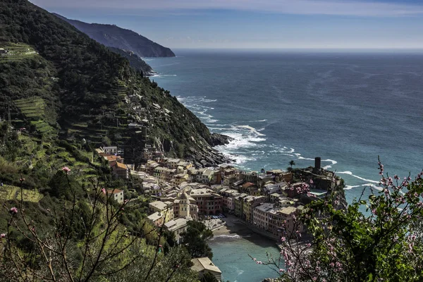 Paysage du village de Vernazza depuis le sommet de la colline à Cinque Terre, Italie — Photo