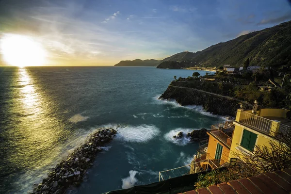 Manarola Village, Cinque Terre Italie magnifique coucher de soleil — Photo