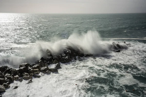 Wave raken van een Waterblok in Italië-Riomaggiore — Stockfoto