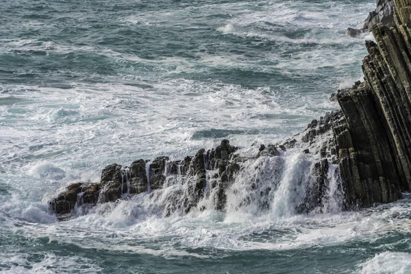 Wave raken van een Waterblok in Italië-Riomaggiore — Stockfoto